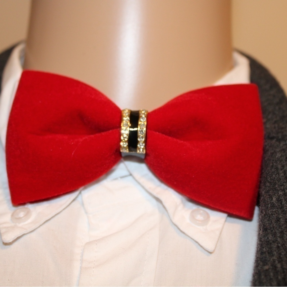 Elegant Red Bow Tie with Gold Accent​​​​​​​​​​​​​​​​​​